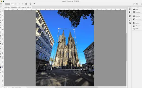 Catedral gótica en edición de Photoshop, ajustando la perspectiva con la herramienta Warp.