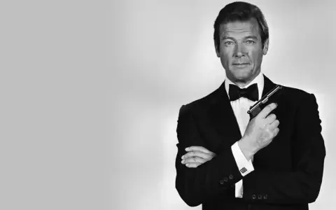 Roger Moore, con esmoquin y pistola, evoca las icónicas canciones de James Bond.