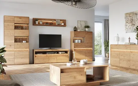 Nowoczesny salon z meblami w kolorze jasny dąb. Komody, witryna i stolik kawowy tworzą przytulną atmosferę.