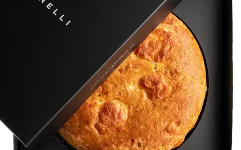 Pizza al formaggio veloce, dorata e fragrante, appena sfornata e pronta per essere gustata.