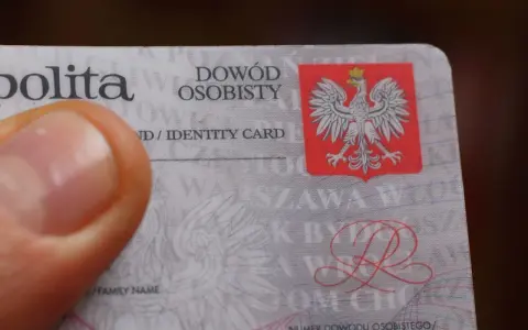 Zgubiony dowód osobisty? Zobacz, gdzie zgłosić zgubienie dowodu. Polski dokument tożsamości z orłem.