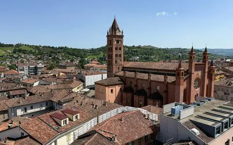 Vista aerea di Alba, con la cattedrale in primo piano e le colline piemontesi sullo sfondo. Un'ottima panoramica di cosa vedere ad Alba.