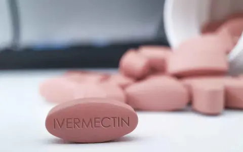 Tabletka z napisem "IVERMECTIN". Co to jest? Lek stosowany w leczeniu chorób pasożytniczych.