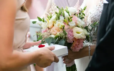 Ile się daje na wesele w Anglii? Odkryj typowe kwoty prezentów