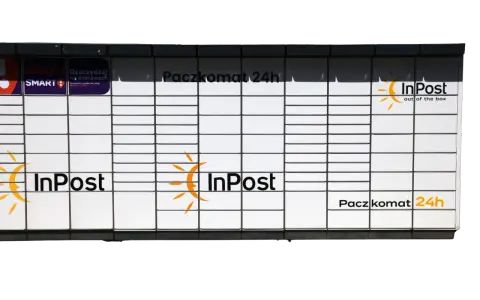 Paczkomat InPost, gotowy do obsługi kolejnych etapów przesyłki. Widoczne logo Allegro Smart.