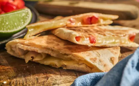 Krispiga quesadillas med smält ost och tomat. Ett perfekt tortilla recept med en god fyllning.