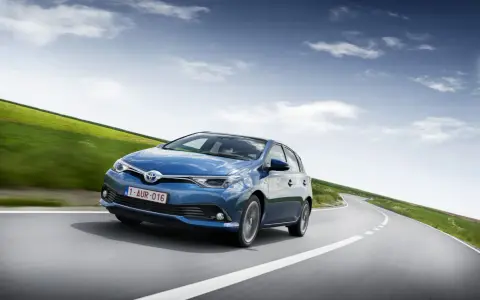 Toyota Auris Hybrid: Jakie paliwo wybrać dla lepszej wydajności?