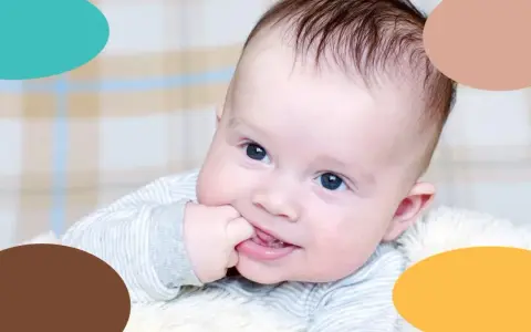 Bebé de 4 meses con ojos azules, chupándose el dedo. ¿Cuántas horas de sueño necesita un bebé de 4 meses?