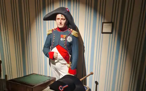 Napoleon Bonaparte w muzeum figur woskowych w Paryżu. Jego postać w historycznym mundurze przyciąga wzrok.