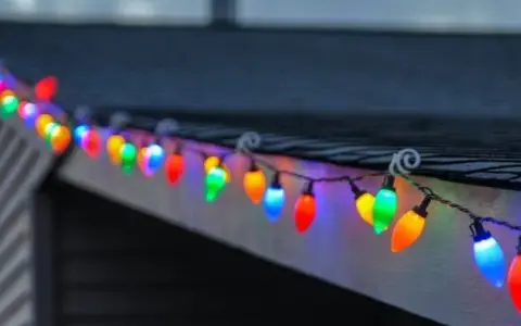 Jak zamontować lampki pod dachem? Bezpieczny poradnik krok po kroku