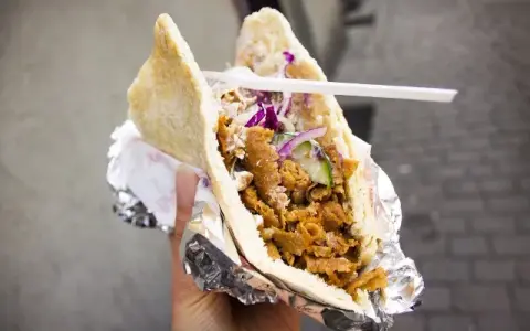 Kebab: Niezdrowy czy fit? Jak jeść go świadomie i bez obaw.