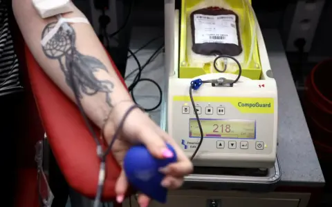 Osoba z tatuażem łapacza snów oddaje krew. Czy osoba z tatuażem może być dawcą krwi? Tak, jeśli spełnia kryteria.