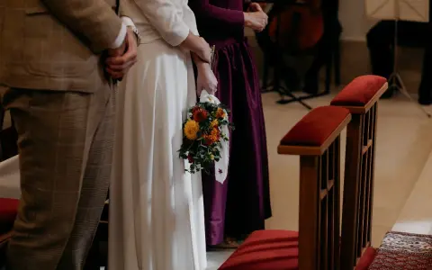 Novios en ceremonia civil, ramo de flores. Las ventajas de casarse por lo civil son muchas, como la simplicidad y rapidez.