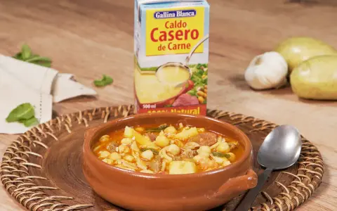 Un reconfortante rancho canario, un guiso casero con garbanzos, patatas y carne, listo para disfrutar.