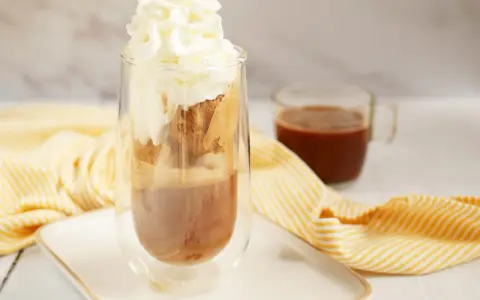 Un délicieux café liégeois glace, couronné de chantilly, prêt à être dégusté.