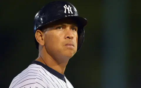 Portret Alexa Rodrigueza w kasku New York Yankees.