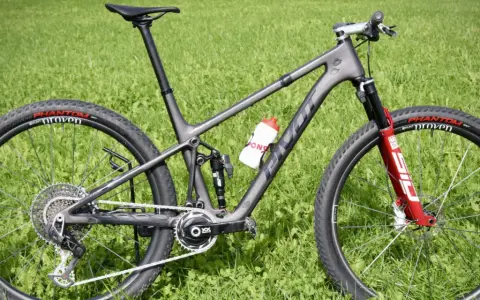 Ein graues Mountainbike mit roten Akzenten auf der Gabel und einer Trinkflasche. Die Reifen tragen die Aufschrift "Phantom Proven". Ein tolles Rad für die letzten Bikes der Saison.