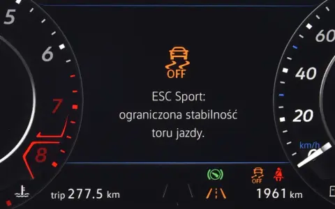 Na desce rozdzielczej świeci się kontrolka "ESC Sport: ograniczona stabilność toru jazdy". To informacja, co to jest asr w aucie.