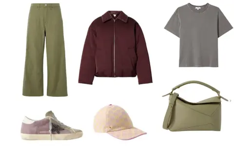 Outfit con giacca bordeaux, pantaloni verdi, t-shirt grigia, sneakers viola, cappellino rosa e borsa verde. Ecco come abbinare il bordeaux con stile.