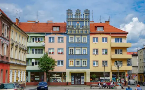 Kolorowe kamienice przy placu, z charakterystyczną niebieską fasadą. To urokliwe brzeg atrakcje, idealne na spacer.