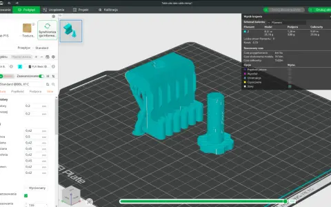 Widok interfejsu programu do przygotowania modeli do druku 3D. Na ekranie widać trójwymiarowe modele silnika i śruby, gotowe do druku. Po lewej stronie znajdują się ustawienia jakości i parametrów druku, a po prawej podsumowanie projektu, w tym szacowa...