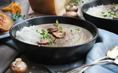 Krämig svampsoppa med riven ost och champinjoner, perfekt som förrätt eller lätt lunch. Ett enkelt fisksoppa recept att prova!