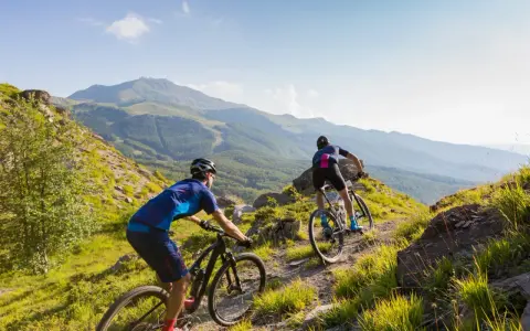 Due ciclisti affrontano un sentiero montano, godendosi un'avventura in bici sulla Via degli Dei.