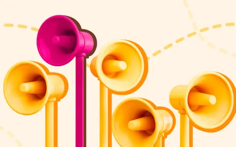 Megafoni colorati, uno rosa acceso e gli altri gialli, che sembrano annunciare i migliori corsi di comunicazione.