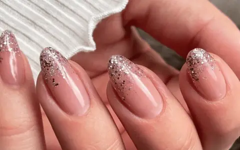 Weiße Glitzernägel: Designs, Tipps & der perfekte Glitzer-Look