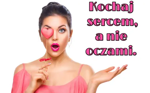 Kobieta z sercem zasłaniającym oko, z otwartymi ustami i wyciągniętą dłonią. Napis: Kochaj sercem, a nie oczami.