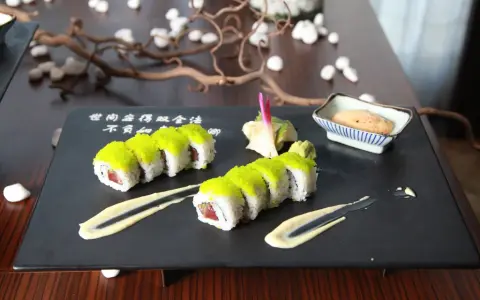 Sushi z zielonym ikrą, podane z delikatnym sosem wasabi i marynowanym imbirem.