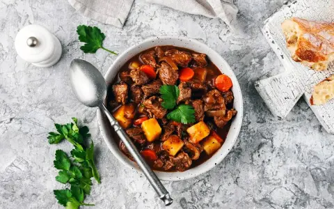 En mustig gryta med mört kött, potatis och morötter, perfekt till ett glas vin till boeuf bourguignon.