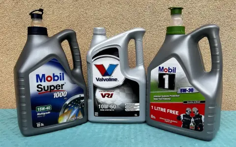 Trzy bańki oleju silnikowego: Mobil Super 1000, Valvoline Racing VR1 i Mobil 1. Wybór dla każdego silnika, od klasyki po wyścigowe maszyny.