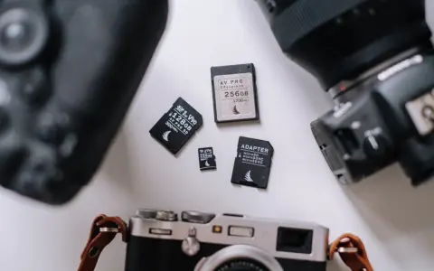 Karta CFexpress 256GB, karty SD i adapter. Gotowość do pracy z aparatami.