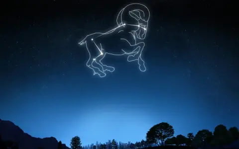 Gwiazdozbiór Barana na tle nocnego nieba. Widać jego sylwetkę z charakterystycznymi rogami, jakby unosił się nad ciemnym krajobrazem gór i drzew.