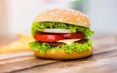 Ile kalorii ma hamburger? Poznaj liczby i zjedz go fit!