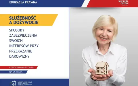 Uśmiechnięta starsza pani trzyma w dłoniach model domu, symbolizując bezpieczne przepisanie mieszkania na dziecko.