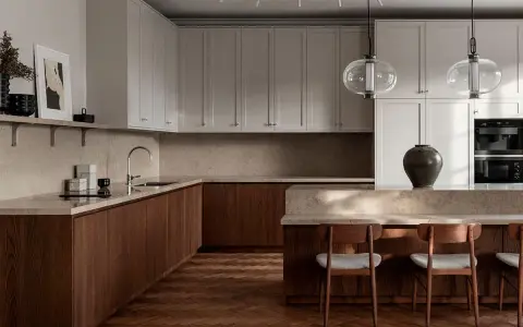 Cocina moderna con muebles inferiores de madera oscura y superiores blancos. Los colores de muebles de cocina crean un contraste elegante.