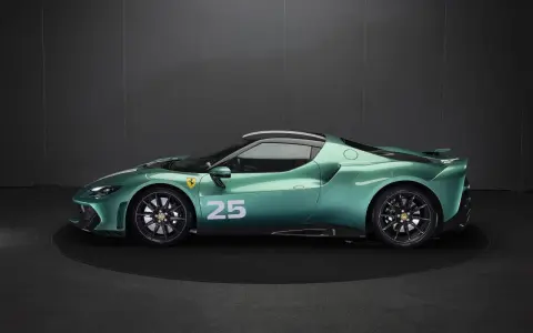 Zielony Ferrari 296 z numerem 25 na drzwiach, prezentowany na czarnym tle.