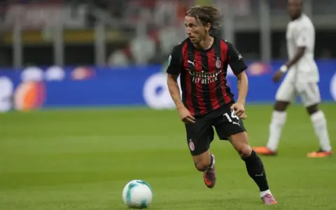 Jugador del AC Milan con el balón, en partido contra el Lecce.