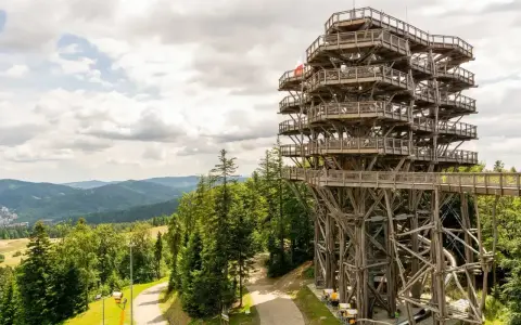 Wieża widokowa w Krynicy Zdroju, otoczona zielonymi górami, zaprasza do podziwiania panoramy Beskidu Sądeckiego.