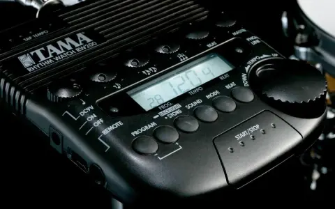 Czarny metronom do gitary Tama Rhythm Watch RW200 z cyfrowym wyświetlaczem i przyciskami do ustawiania tempa i rytmu.