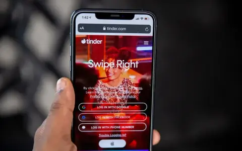 Ekran logowania Tindera z opcjami "Swipe Right", "Log in with Google", "Log in with Facebook" i "Log in with phone number". Szybkie skróty na Tinderze ułatwiają rozpoczęcie randkowania.