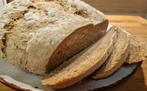 Frisches Brot aus Vollkornmehl, mit knuspriger Kruste und weicher Krume, bereit zum Genuss.