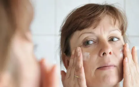 Peeling do cery naczynkowej: Enzymatyczny, kawitacyjny czy PHA?