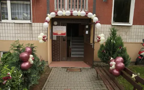 Jak przystroić klatkę schodową w bloku na wesele – tanio i efektownie