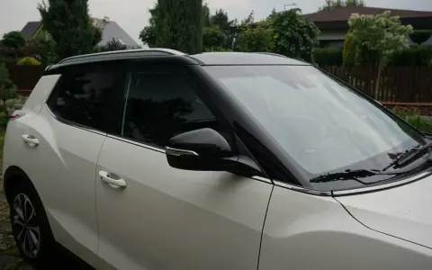 Ile kosztuje oklejenie dachu samochodu? Zobacz, co wpływa na cenę