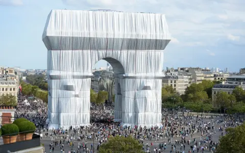 L'Arc de Triomphe emballé, une œuvre d'art monumentale, attire une foule nombreuse sur la place parisienne.