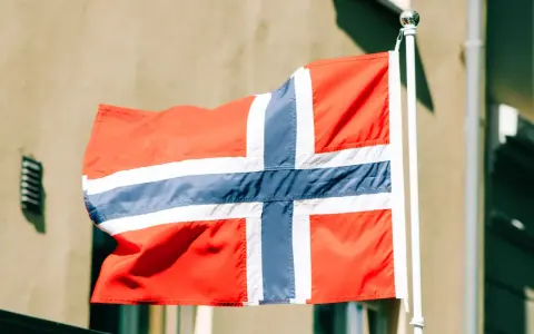 Flaga Norwegii powiewa na wietrze. Myśląc o tym kraju, często zastanawiamy się nad jego gospodarką, czyli **norwegia brutto netto**.