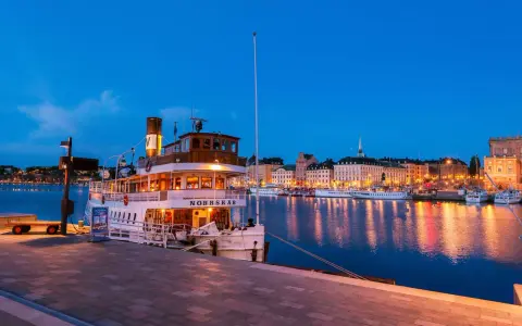 En vacker kväll i Stockholm med Norrskärs båt vid kajen, redo för en kväll med seafood gastro.